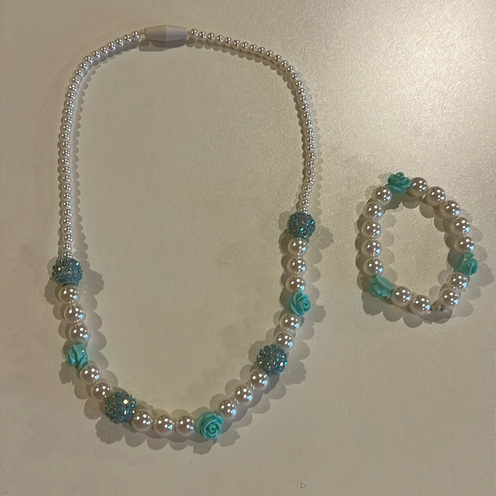 Necklace and bracelet blue flower and pearl set